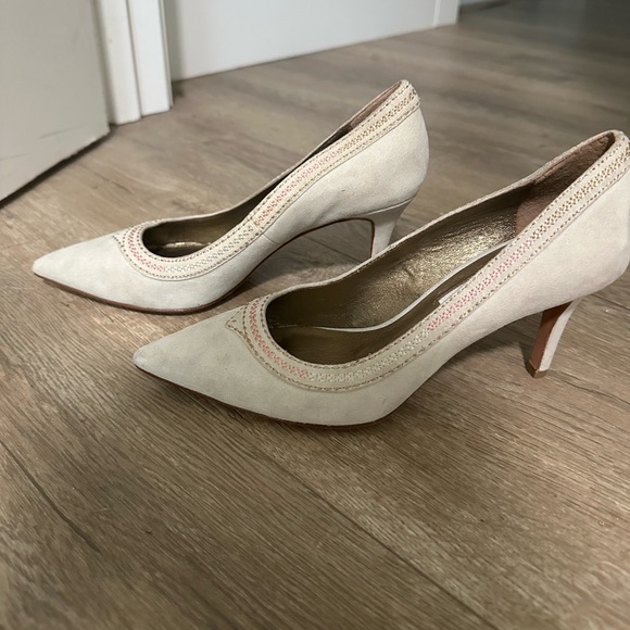 Cynthia Vincent Cream Suede Pointed Heels, size 6 - Picture 3 of 3